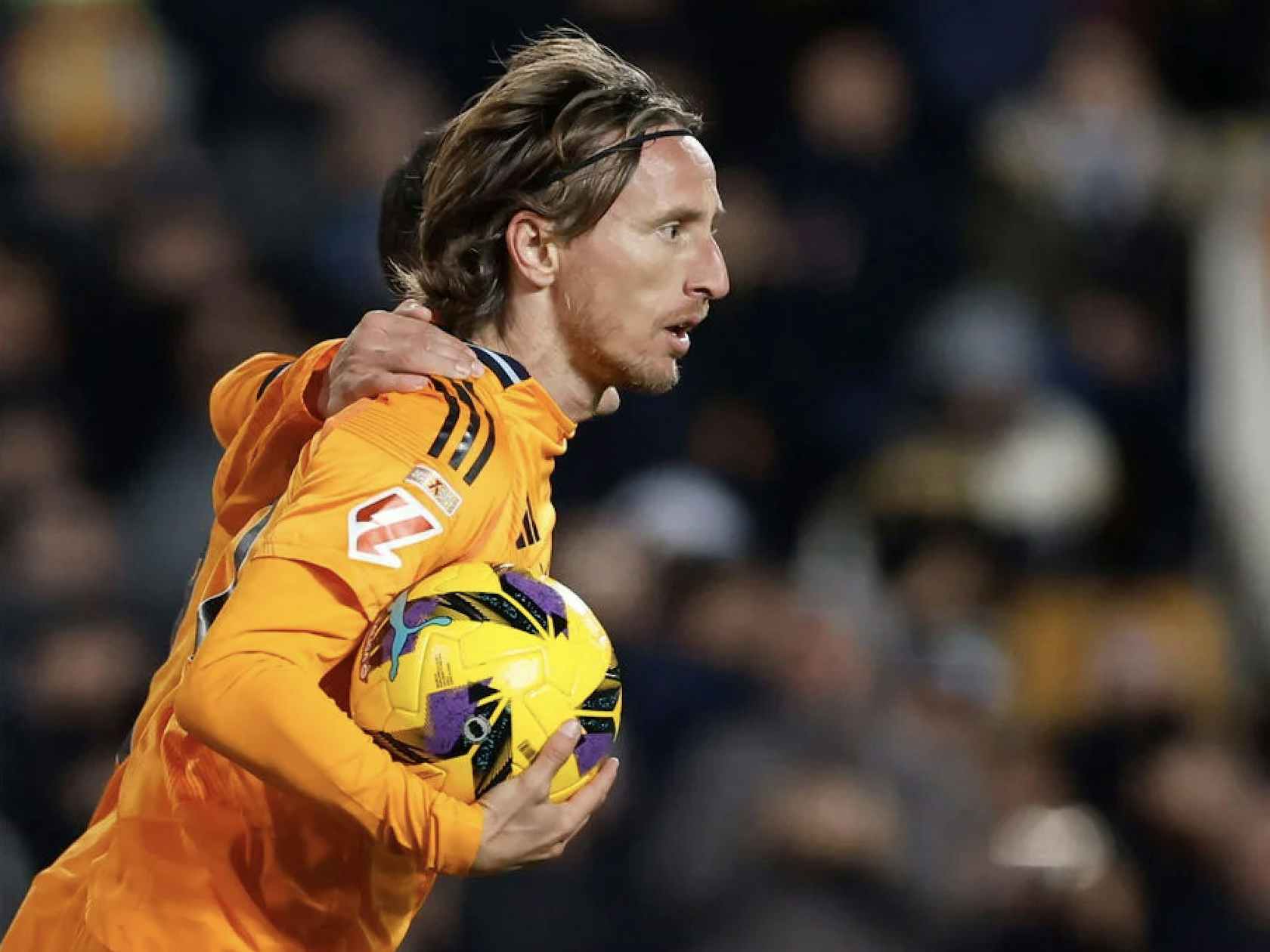 德媒：由于手指受伤，诺伊尔近两场都佩戴特制的四指手套参赛