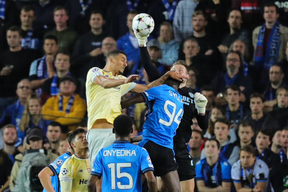 门将助攻前锋！离谱名场面